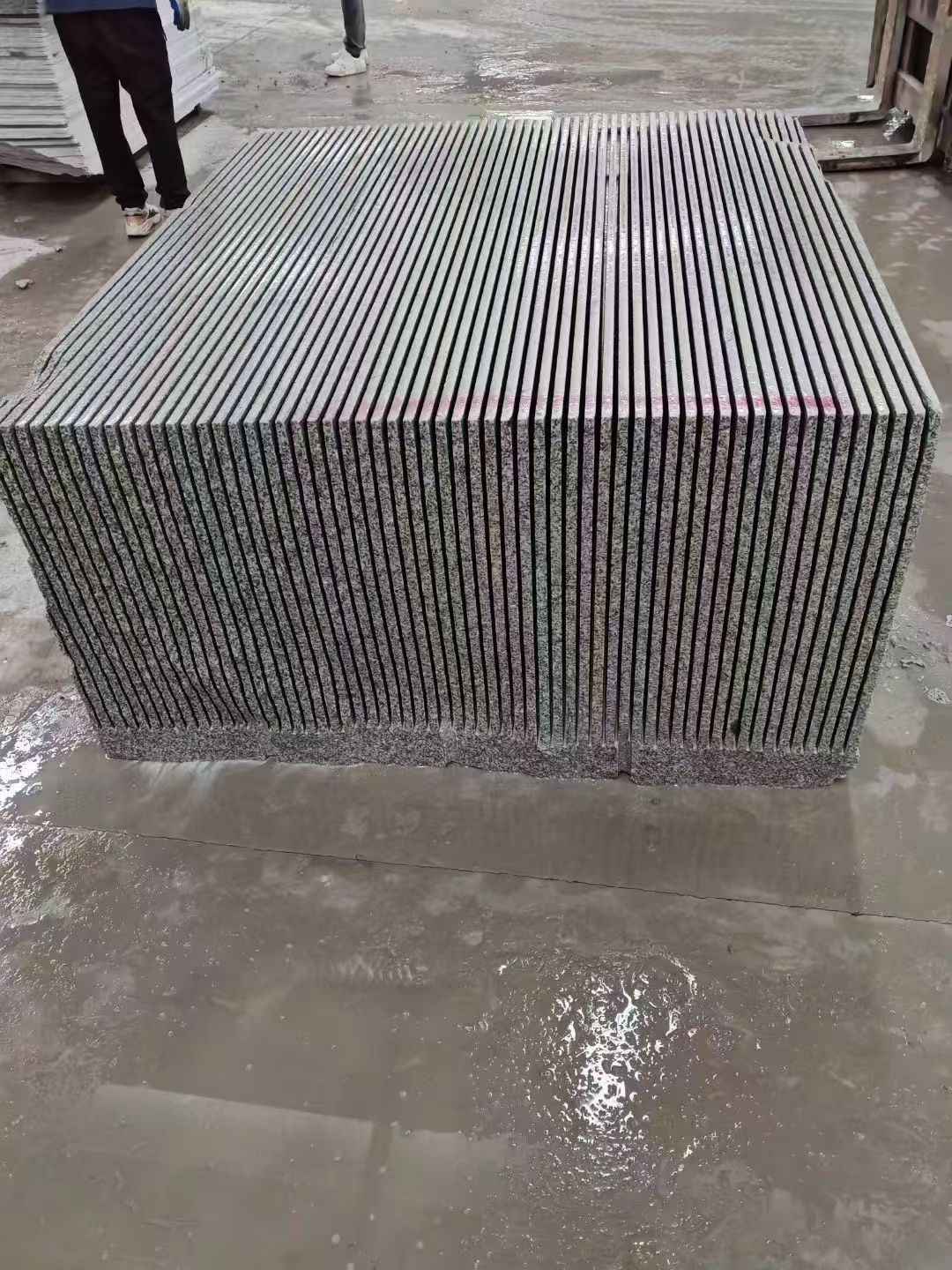 晋中芝麻白毛板荒料切割